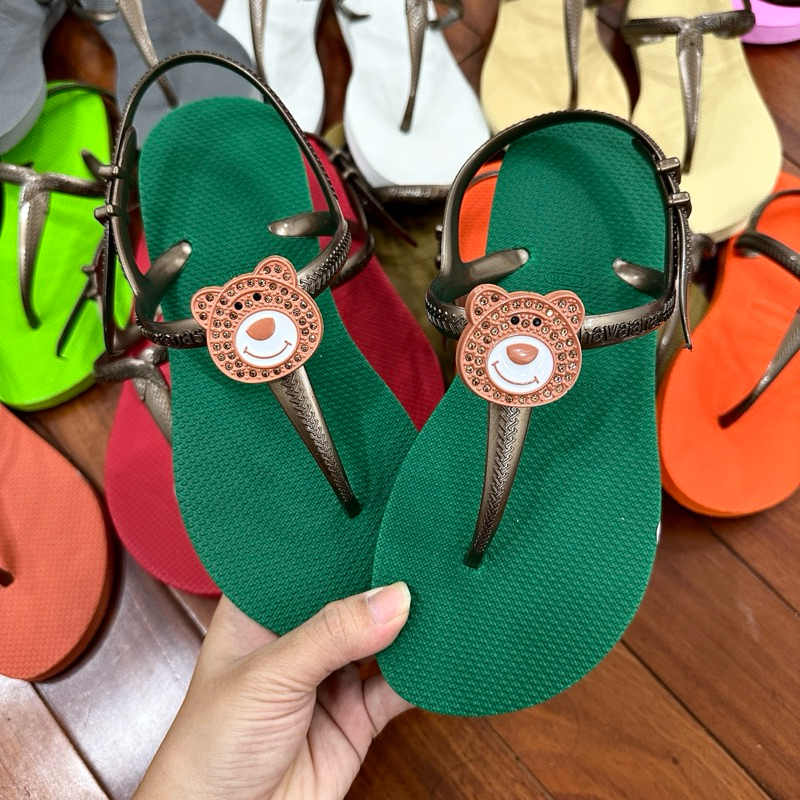 Sandal nữ cao su tròn xỏ ngón gắn Charm gấu nâu thời trang êm ái, nhiều màu lựa chọn