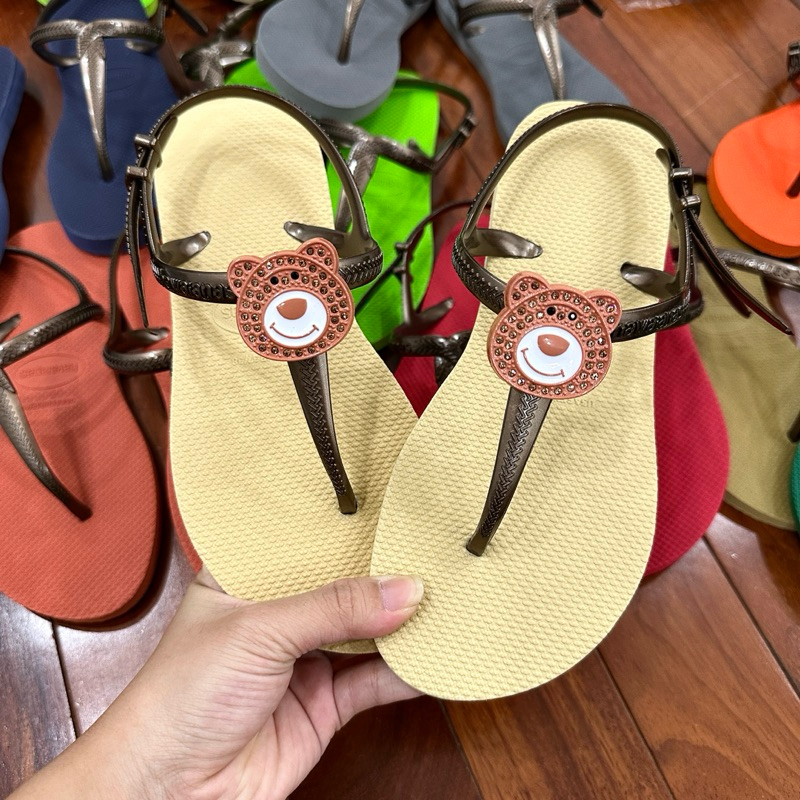 Sandal nữ cao su tròn xỏ ngón gắn Charm gấu nâu thời trang êm ái, nhiều màu lựa chọn