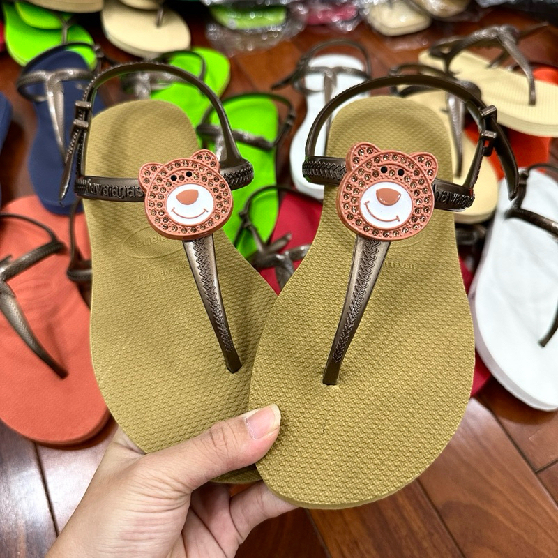 Sandal nữ cao su tròn xỏ ngón gắn Charm gấu nâu thời trang êm ái, nhiều màu lựa chọn