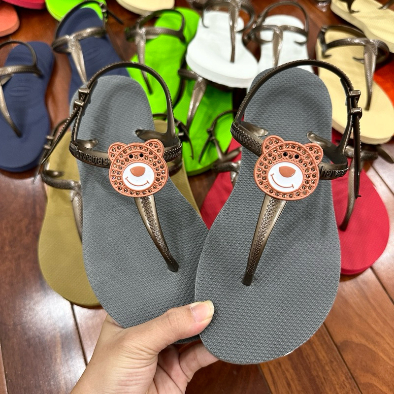 Sandal nữ cao su tròn xỏ ngón gắn Charm gấu nâu thời trang êm ái, nhiều màu lựa chọn