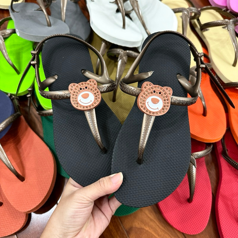 Sandal nữ cao su tròn xỏ ngón gắn Charm gấu nâu thời trang êm ái, nhiều màu lựa chọn