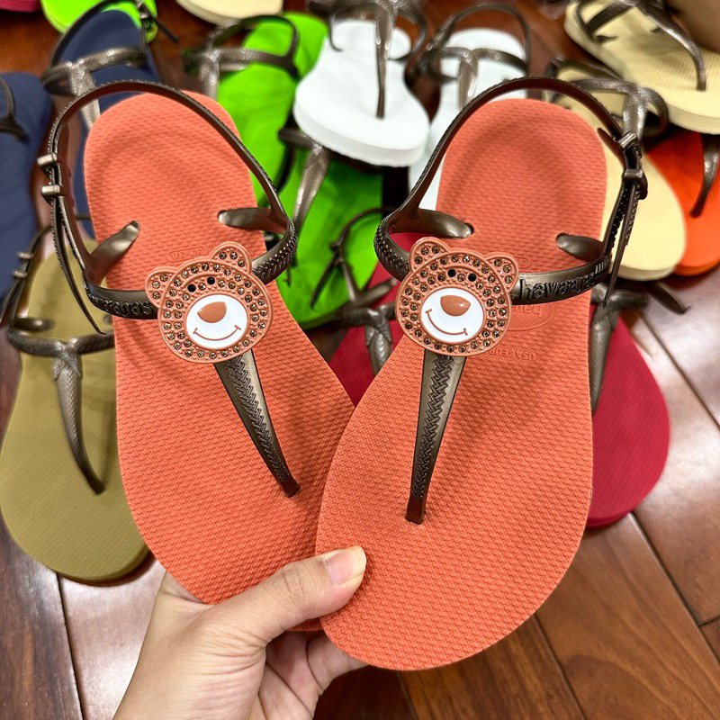 Sandal nữ cao su tròn xỏ ngón gắn Charm gấu nâu thời trang êm ái, nhiều màu lựa chọn
