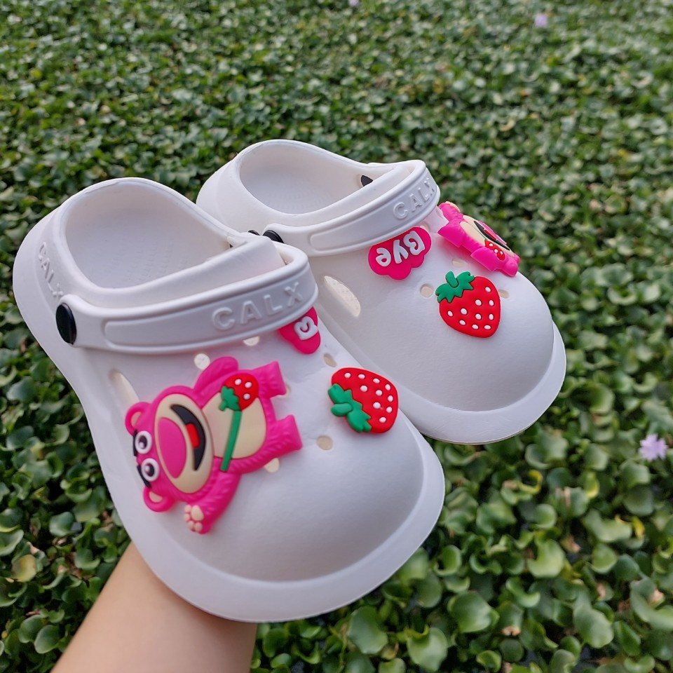 Dép Sục Coss Lainiki Gắn Ticker Gấu Dâu Siêu Đẹp Mềm Êm Chân 909+14