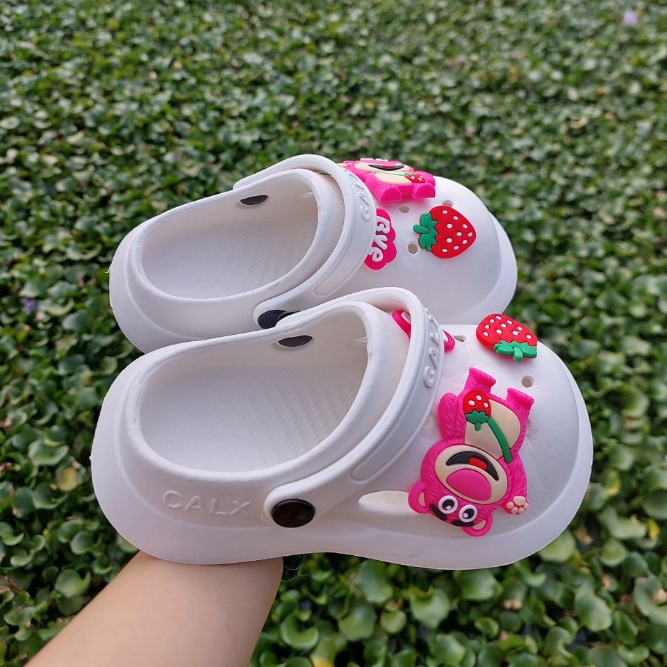 Dép Sục Coss Lainiki Gắn Ticker Gấu Dâu Siêu Đẹp Mềm Êm Chân 909+14