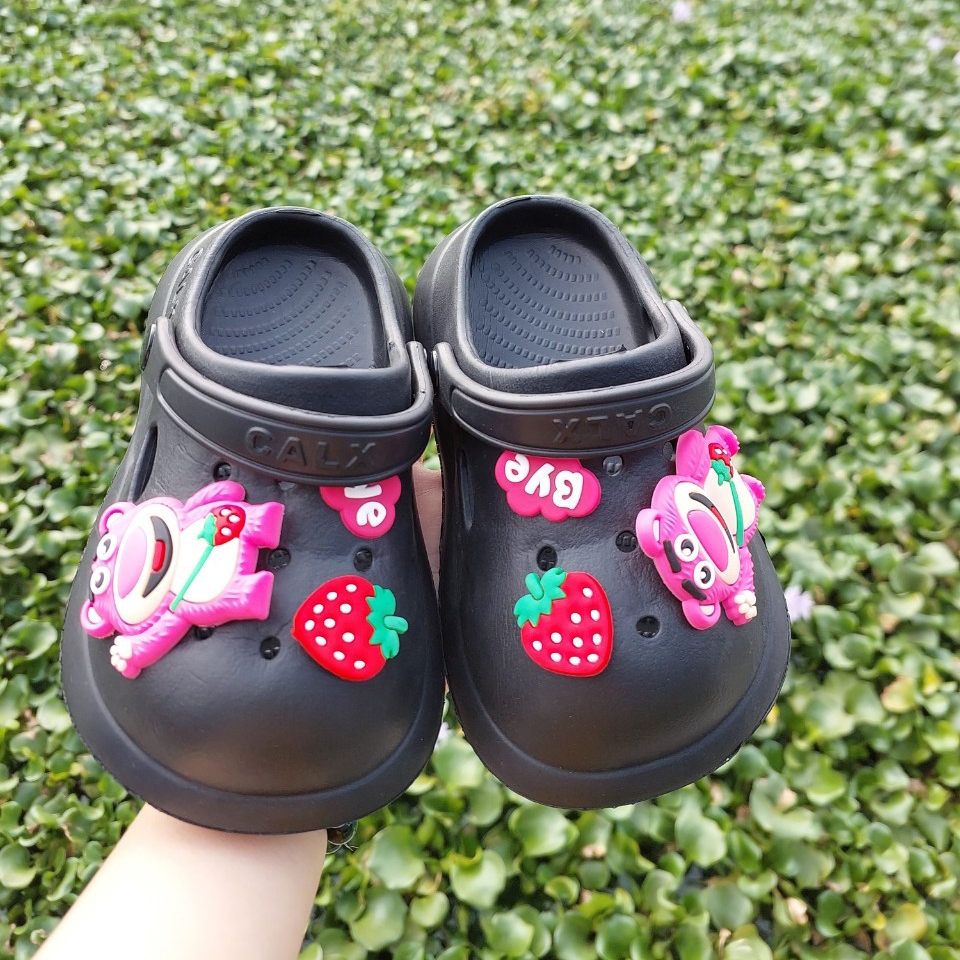 Dép Sục Coss Lainiki Gắn Ticker Gấu Dâu Siêu Đẹp Mềm Êm Chân 909+14