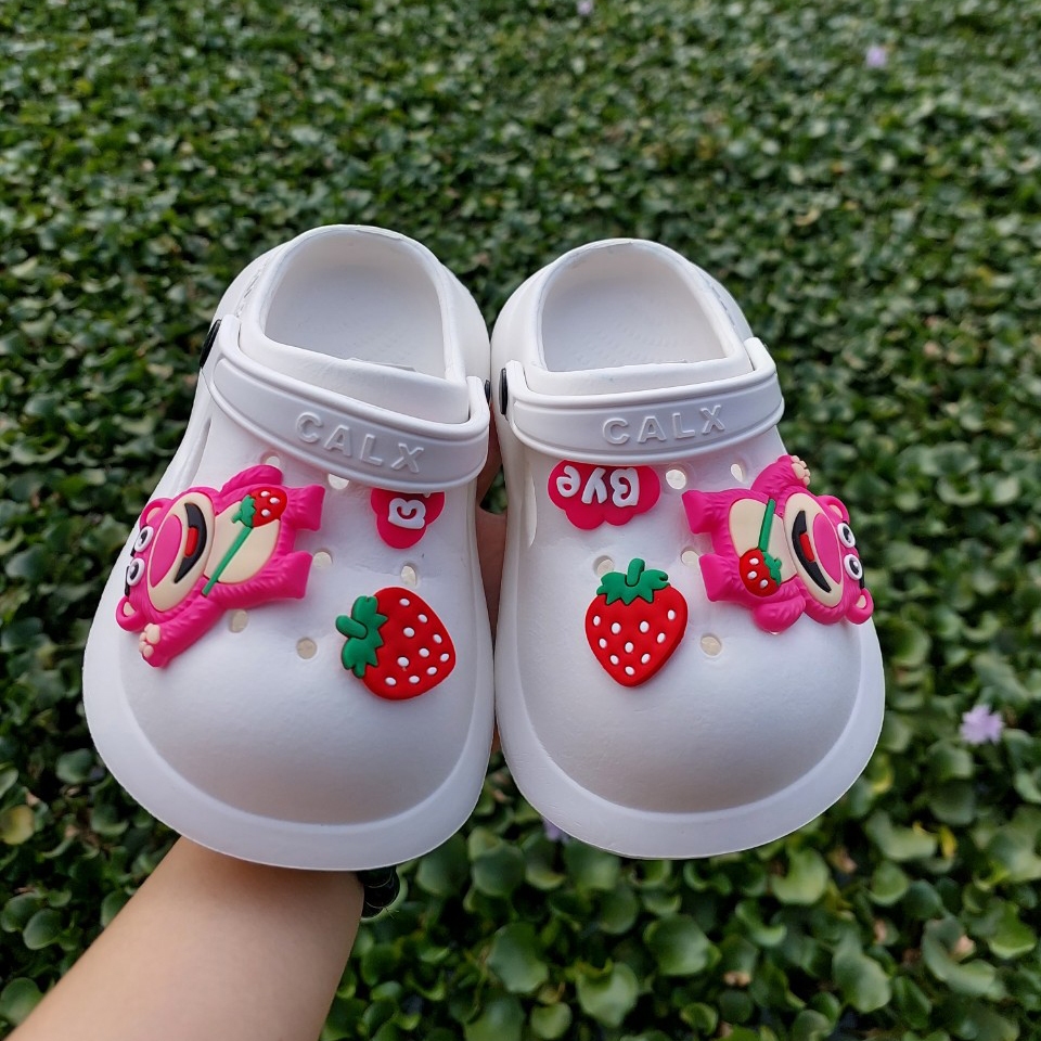 Dép Sục Coss Lainiki Gắn Ticker Gấu Dâu Siêu Đẹp Mềm Êm Chân 909+14