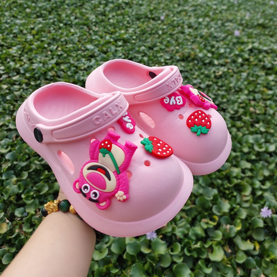 Dép Sục Coss Lainiki Gắn Ticker Gấu Dâu Siêu Đẹp Mềm Êm Chân 909+14