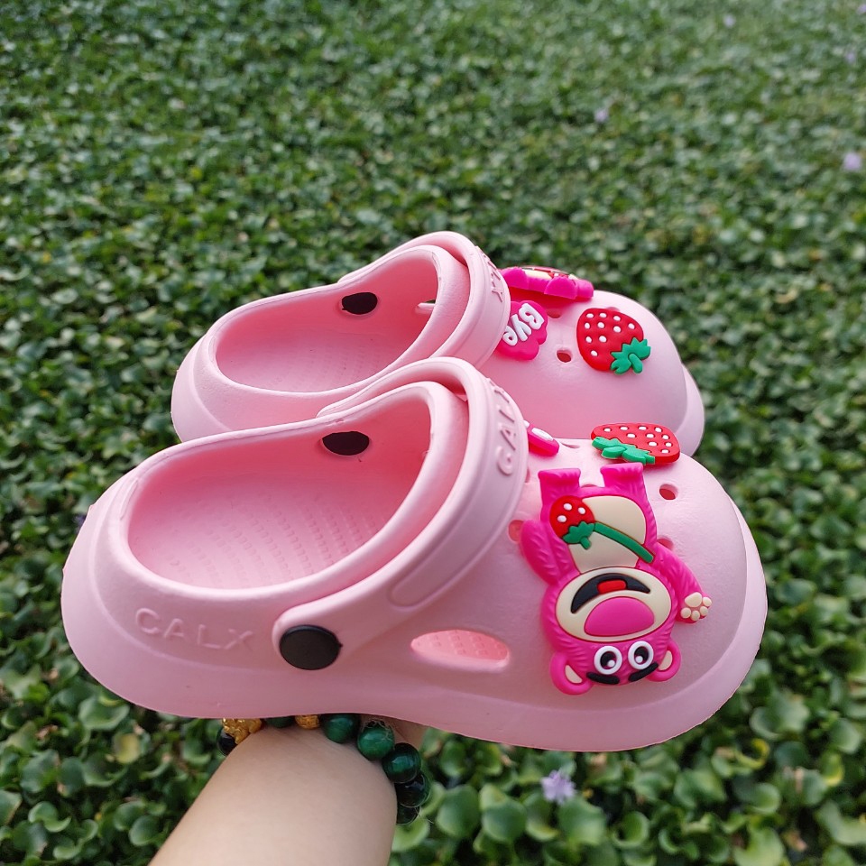 Dép Sục Coss Lainiki Gắn Ticker Gấu Dâu Siêu Đẹp Mềm Êm Chân 909+14