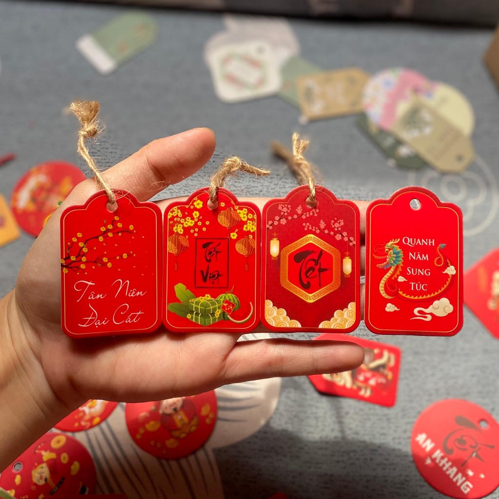JG- 50 Tag Giấy Trang Trí Tết, Thẻ Treo Trang Trí Hộp Quà Tặng Decor Kèm Dây Cối Hoặc Dây Đỏ Size 4,9 x 3,1cm