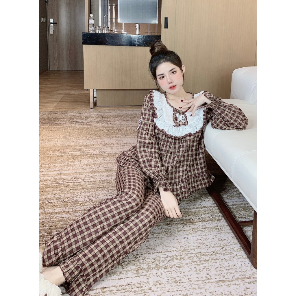 Bộ mặc nhà nữ tay dài quần dài ống bèo loe cổ tròn nơ tiểu thư chất đũi nhung phối ren freesize 40-60kg - Chun's sleepwe