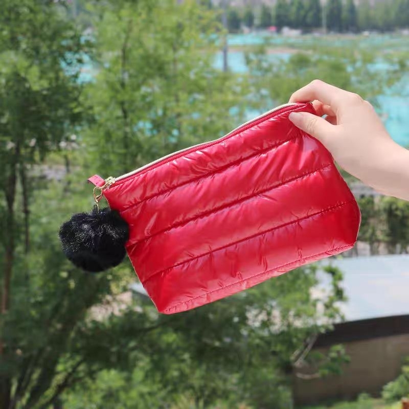 Túi Mỹ Phẩm Ét ti Lầuo Nền Đỏ Khóa Bông Đen Tròn