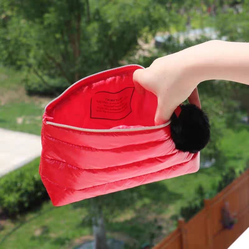 Túi Mỹ Phẩm Ét ti Lầuo Nền Đỏ Khóa Bông Đen Tròn