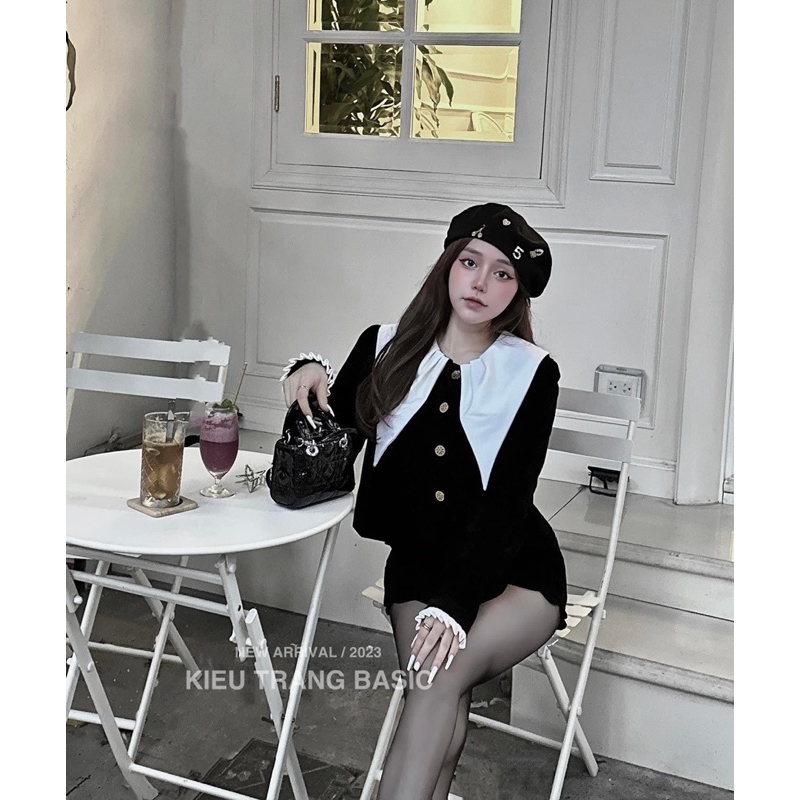 Sét đồ nữ gồm áo cổ bèo và chân váy xinh xắn