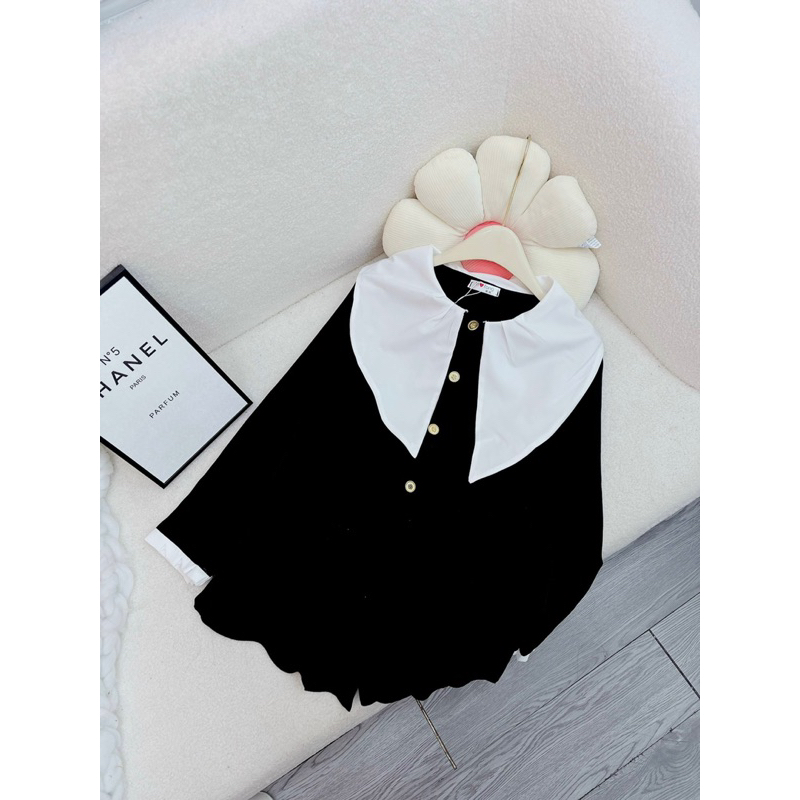 Sét đồ nữ gồm áo cổ bèo và chân váy xinh xắn