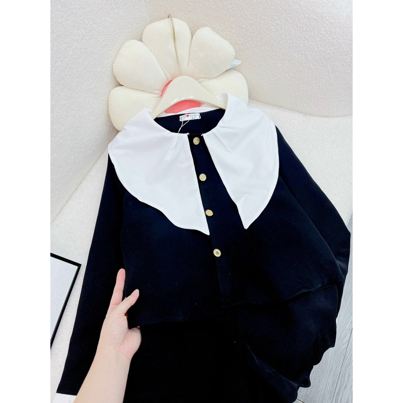 Sét đồ nữ gồm áo cổ bèo và chân váy xinh xắn