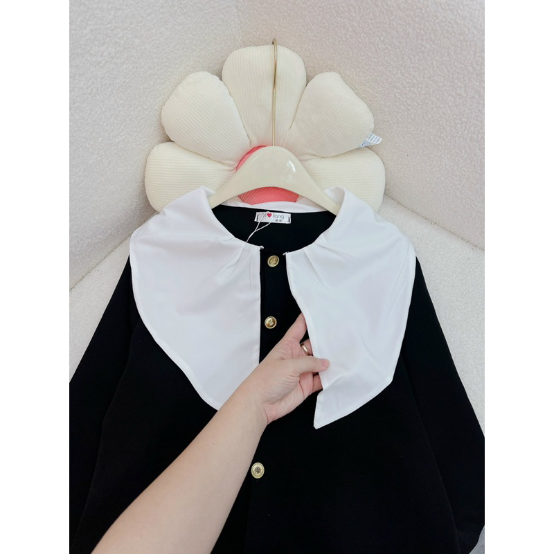 Sét đồ nữ gồm áo cổ bèo và chân váy xinh xắn