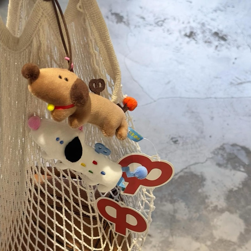 Móc khoá chó lạp xưởng đầy màu sắc