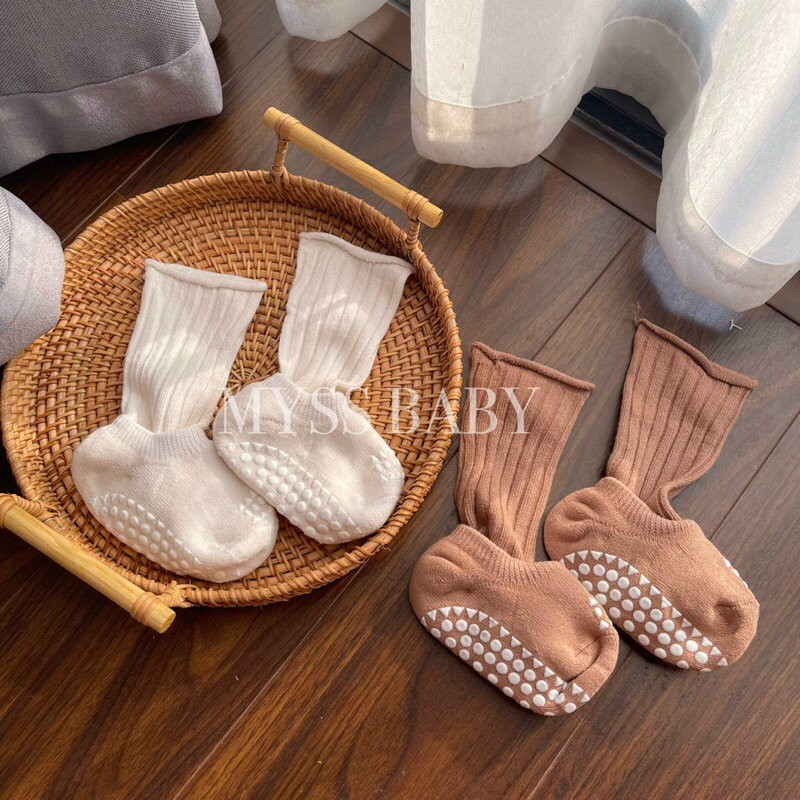 Set tất cổ cao kèm tất chống trượt cho bé