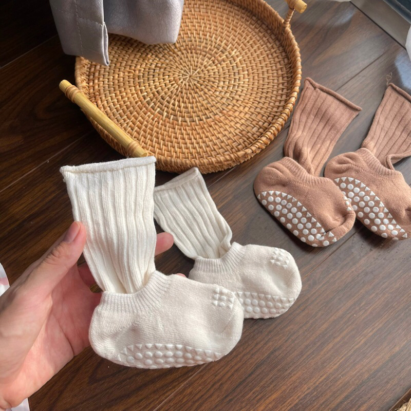 Set tất cổ cao kèm tất chống trượt cho bé