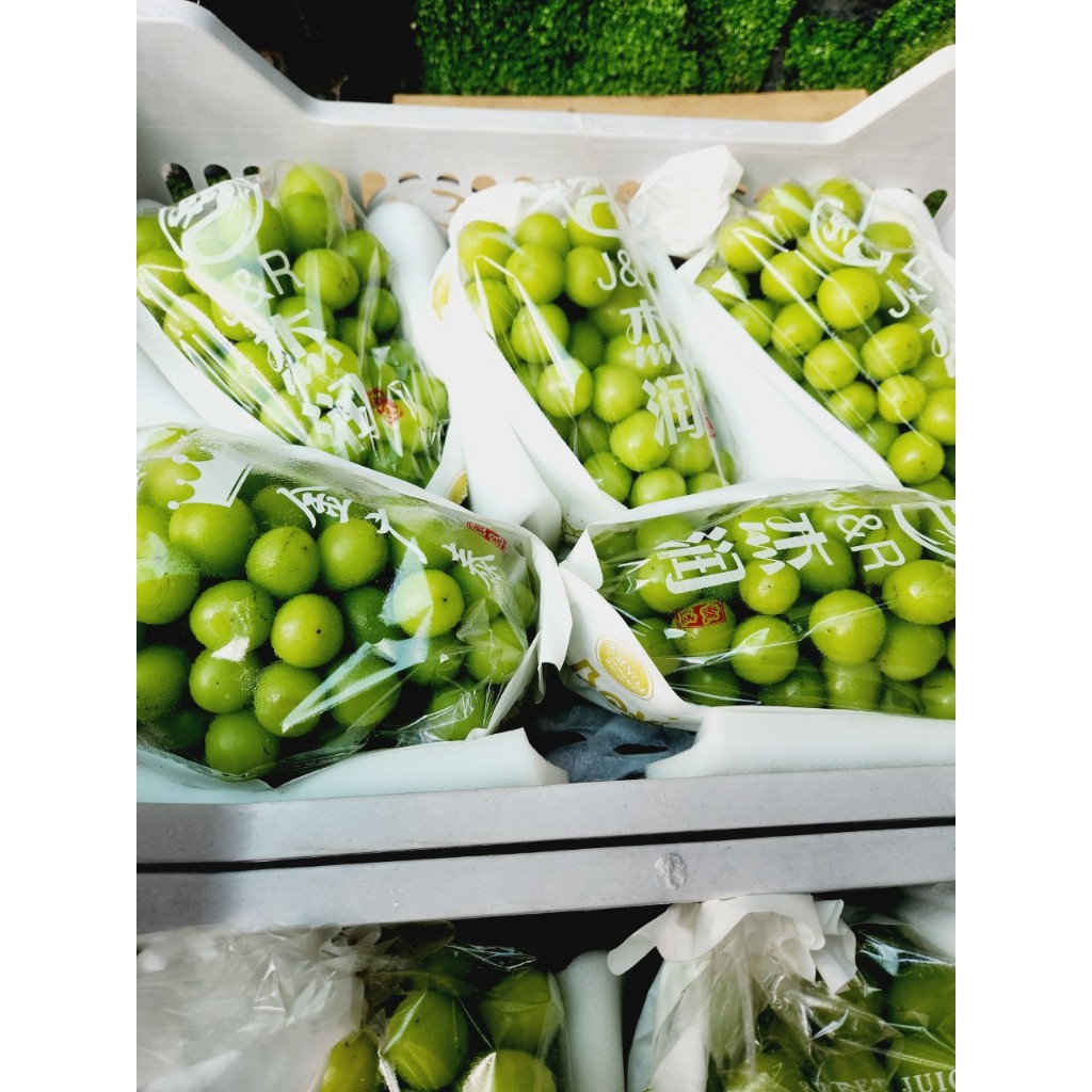 1 chùm nho mẫu đơn cuối mùa dao động từ 600-800kg