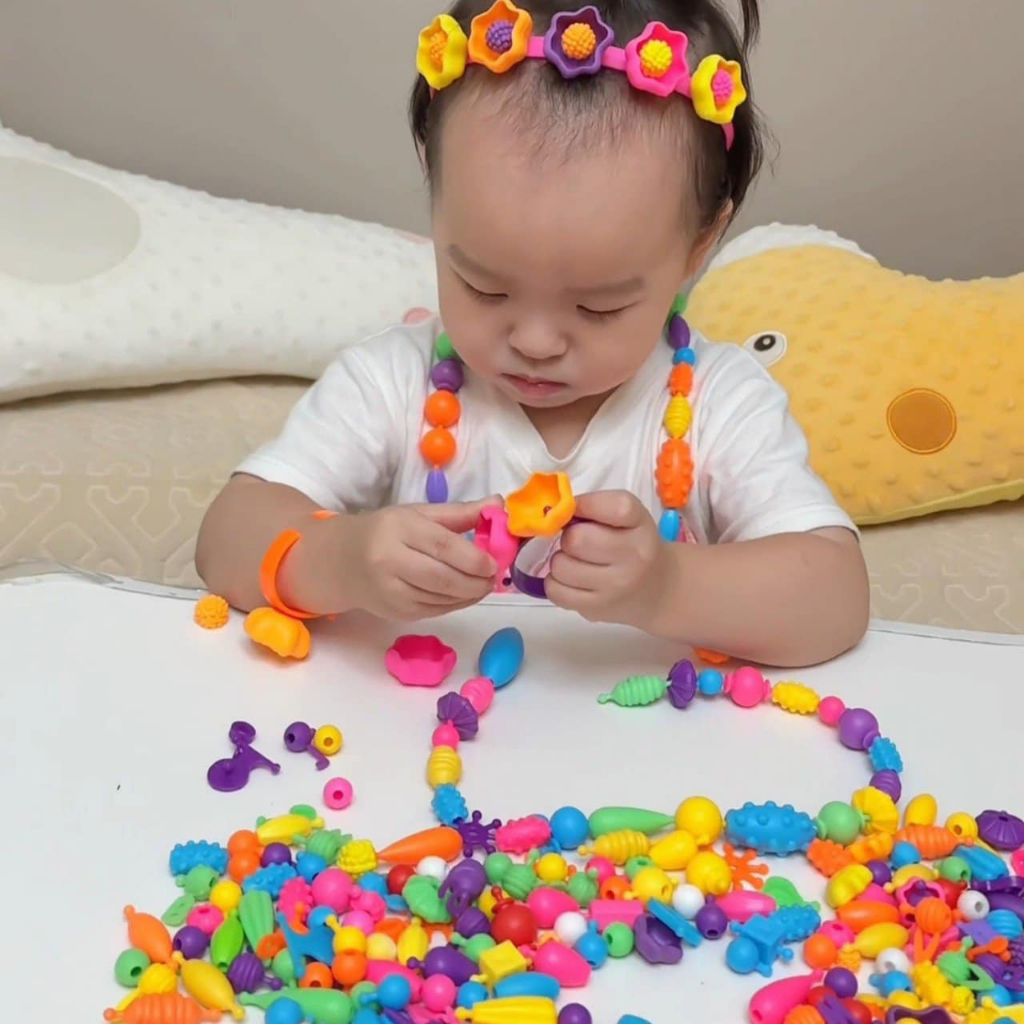 Bộ đồ chơi hộp xâu hạt vòng Charm 550 chi tiết giúp bé khéo léo, sáng tạo