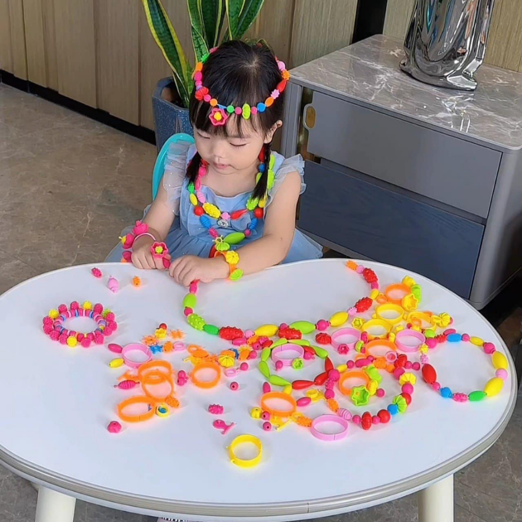 Bộ đồ chơi hộp xâu hạt vòng Charm 550 chi tiết giúp bé khéo léo, sáng tạo