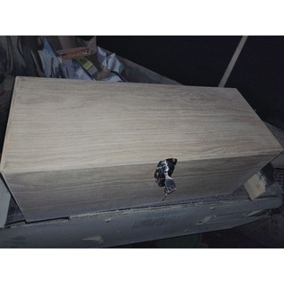 Hộp gỗ có khóa dài 50 cm, rộng 20cm, cao 20cm.
