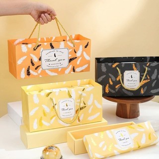 Hộp đựng bánh dứa , bánh kẹo lông vũ vàng, đen