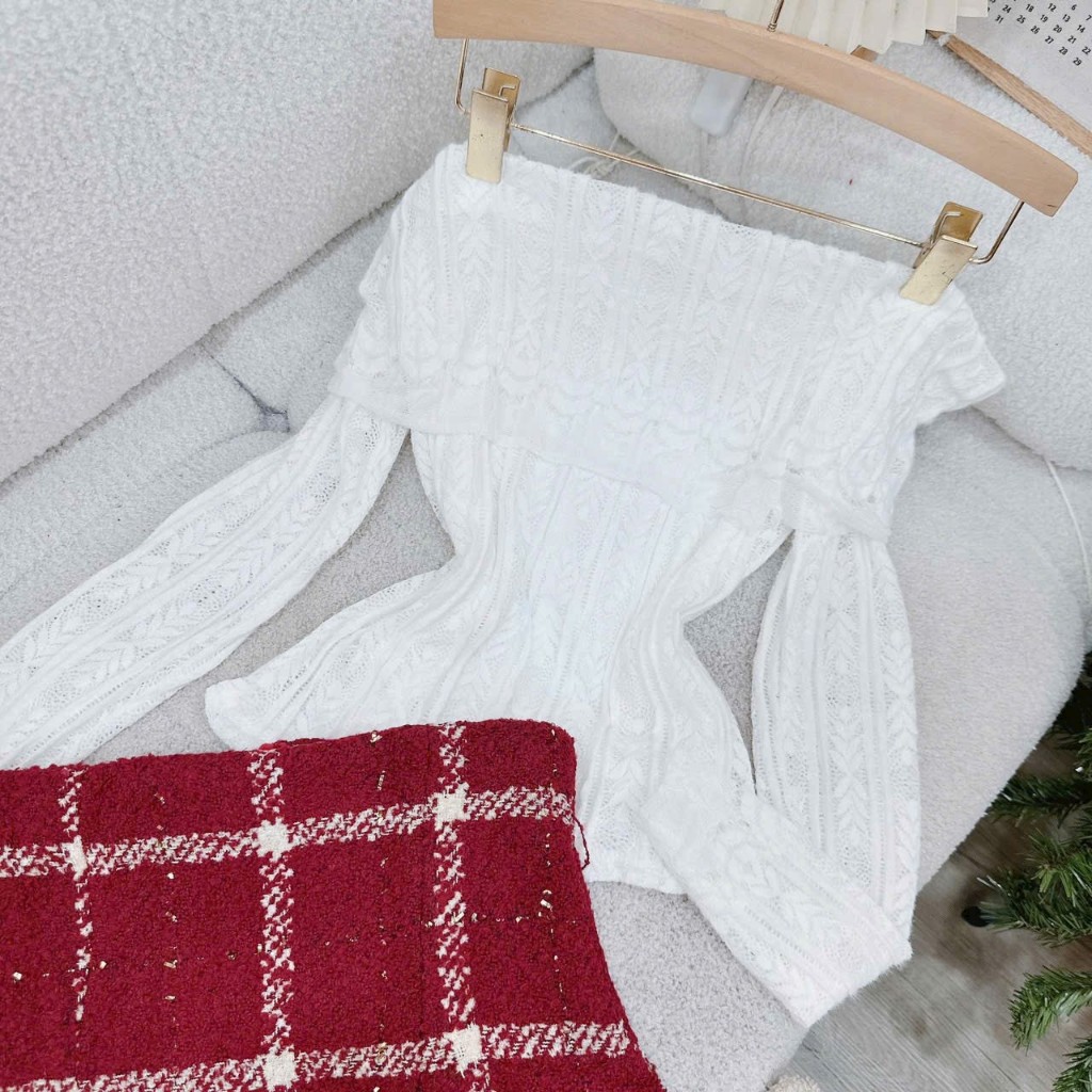 Set áo trễ vai dài tay mix chân váy dạ kẻ sọc xinh xắn