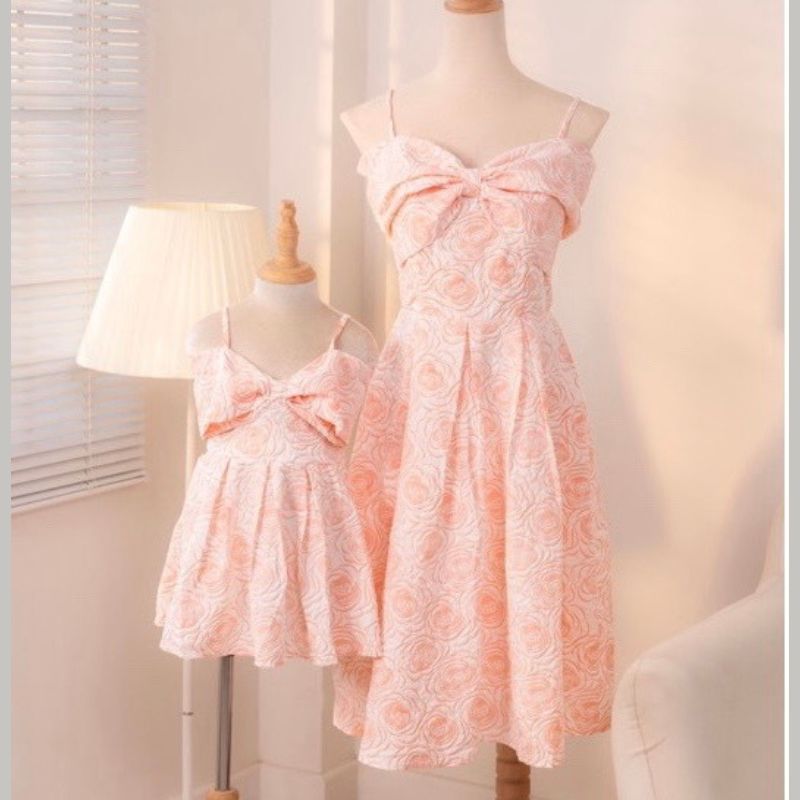 Váy đôi mẹ bé, đầm đôi mẹ bé gái hai dây trễ vai gấm hoa nổi tông hồng xinh xắn