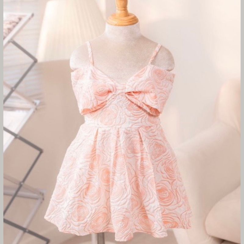 Váy đôi mẹ bé, đầm đôi mẹ bé gái hai dây trễ vai gấm hoa nổi tông hồng xinh xắn
