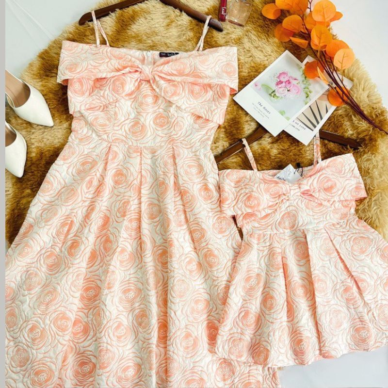Váy đôi mẹ bé, đầm đôi mẹ bé gái hai dây trễ vai gấm hoa nổi tông hồng xinh xắn