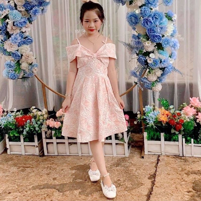 Váy đôi mẹ bé, đầm đôi mẹ bé gái hai dây trễ vai gấm hoa nổi tông hồng xinh xắn