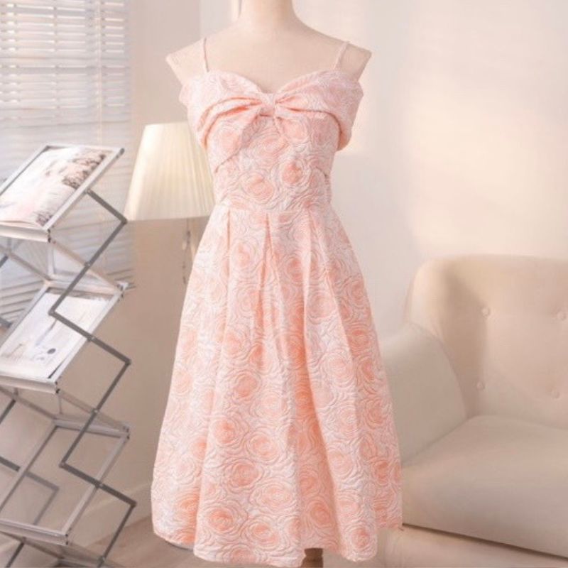Váy đôi mẹ bé, đầm đôi mẹ bé gái hai dây trễ vai gấm hoa nổi tông hồng xinh xắn