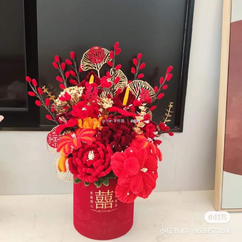 Trụ nhung cắm hoa Tết