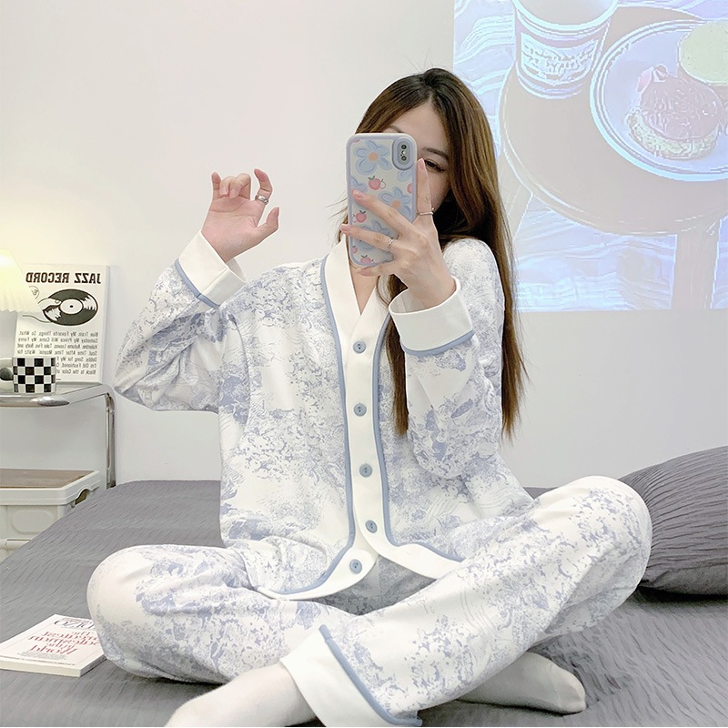 PYJAMA BÂU CỔ LAI HỌA TIẾT TONE TRẮNG NHẤN HOA XANH