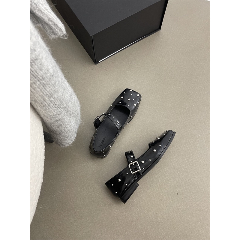 Giày búp bê mõm vuông đế bệt đính hạt kim loại sang chảnh