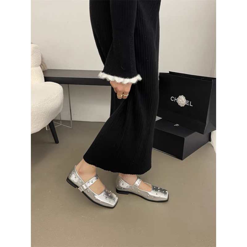 Giày búp bê mõm vuông đế bệt đính hạt kim loại sang chảnh