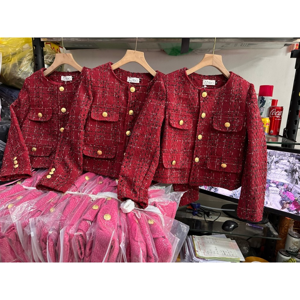 Áo khoác dạ nữ màu đỏ, áo dạ dáng ngắn thiết kế tay dài 4 túi, áo vải dạ tweed đính cúc đồng sang chảnh tiểu thư