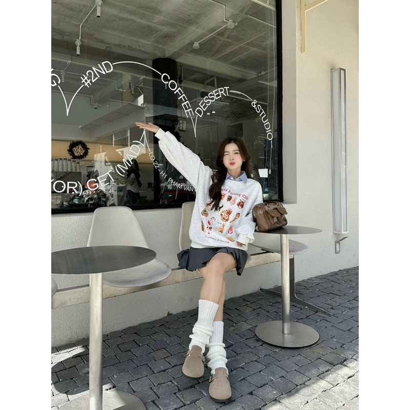 Áo sweater xám in chữ “FUNNY CLIB”