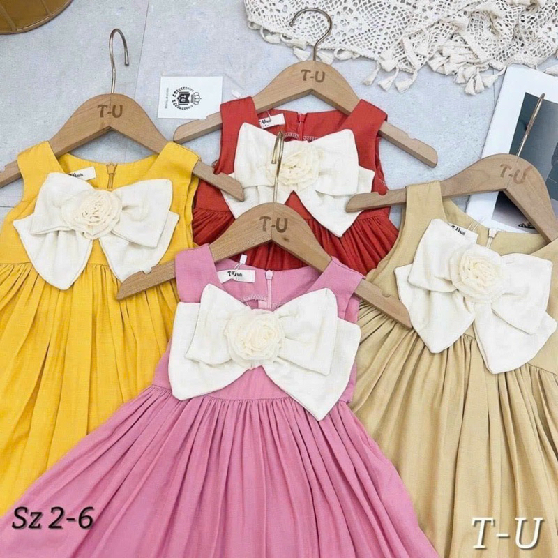 Váy đũi kèm nơ hoa nổi bé