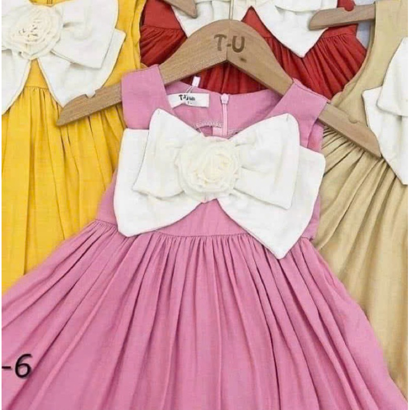 Váy đũi kèm nơ hoa nổi bé