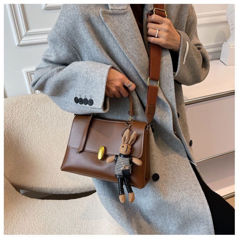 Túi xách đeo chéo bì thư kèm móc khoá dễ thương