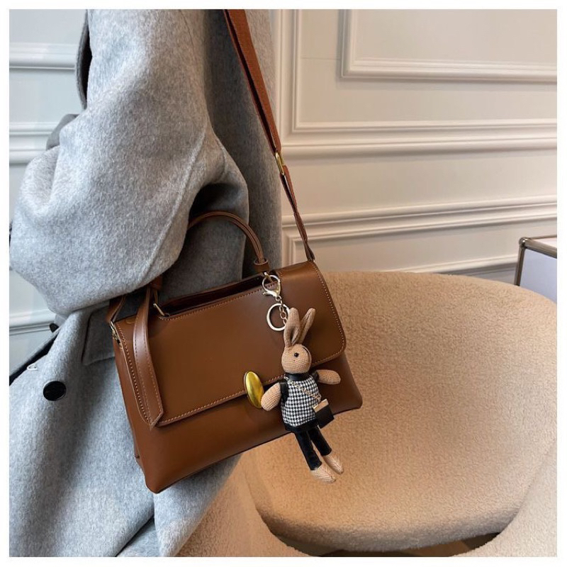 Túi xách đeo chéo bì thư kèm móc khoá dễ thương