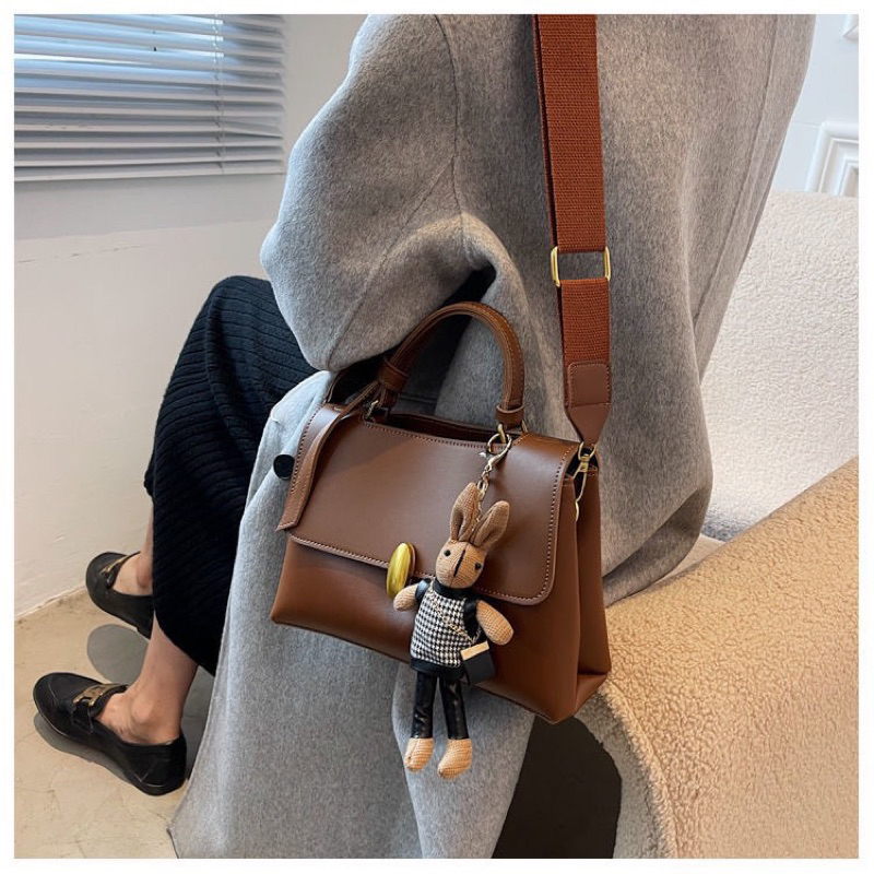 Túi xách đeo chéo bì thư kèm móc khoá dễ thương