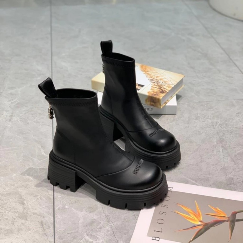 Bốt Da Nữ Cổ Lửng Chữ MIU MIU Đế Răng Cưa 2 màu ĐEN, NÂU HOTTREND 2023 !