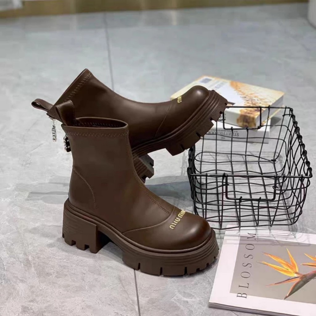 Bốt Da Nữ Cổ Lửng Chữ MIU MIU Đế Răng Cưa 2 màu ĐEN, NÂU HOTTREND 2023 !