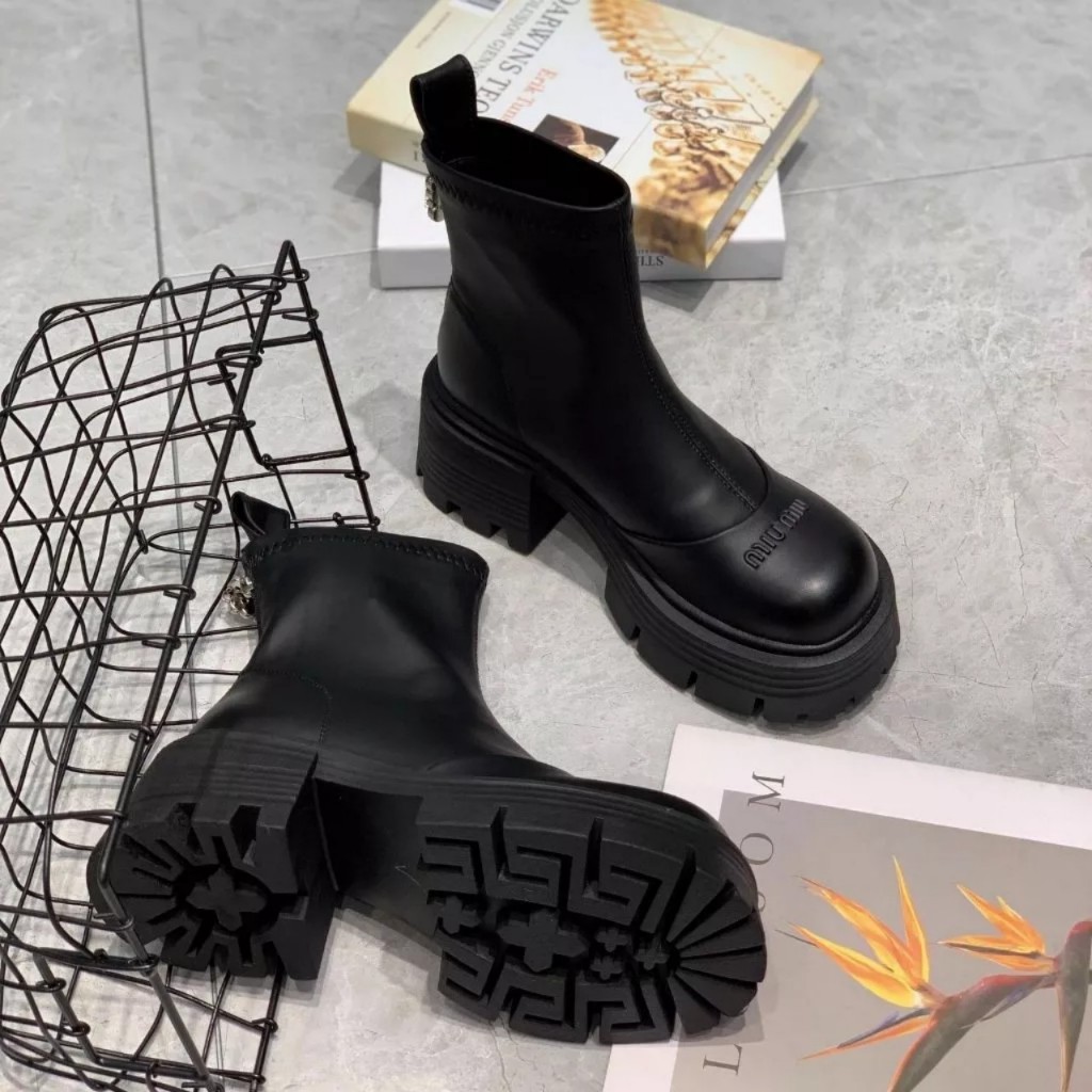 Bốt Da Nữ Cổ Lửng Chữ MIU MIU Đế Răng Cưa 2 màu ĐEN, NÂU HOTTREND 2023 !