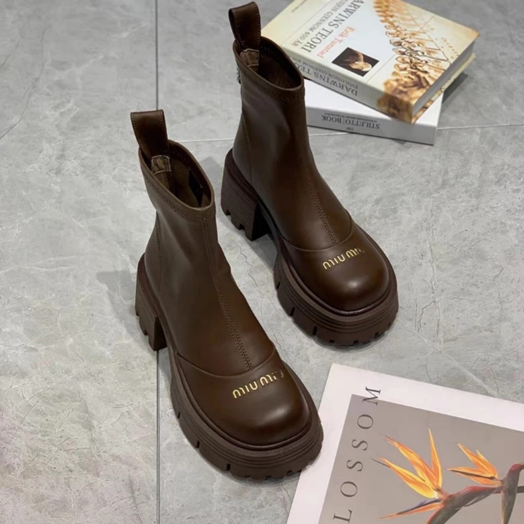 Bốt Da Nữ Cổ Lửng Chữ MIU MIU Đế Răng Cưa 2 màu ĐEN, NÂU HOTTREND 2023 !