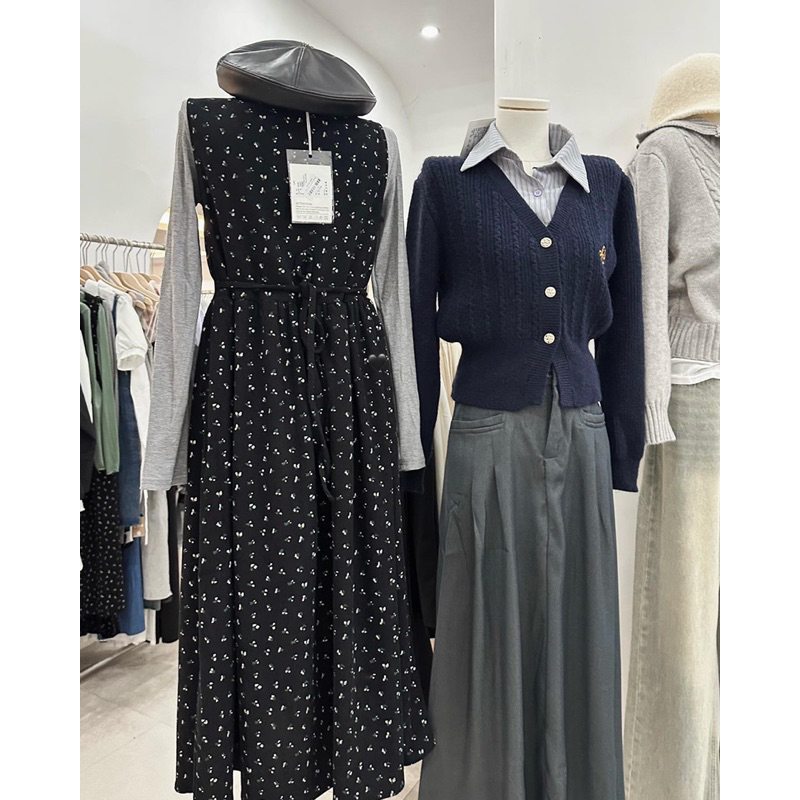 Váy hoa +áo cổ lọ xám